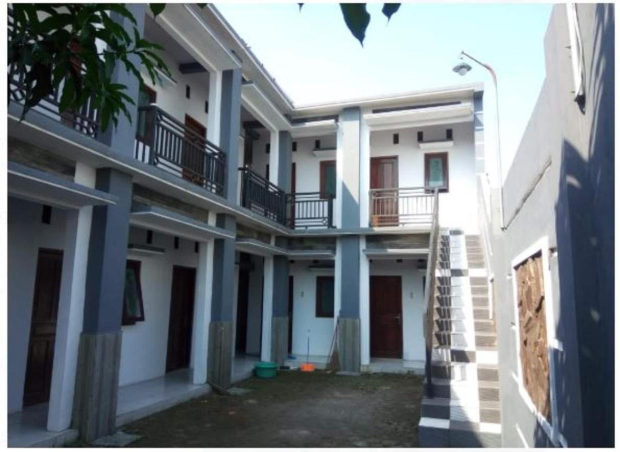 Griya Anugerah Hotel Mojokerto Buitenkant foto